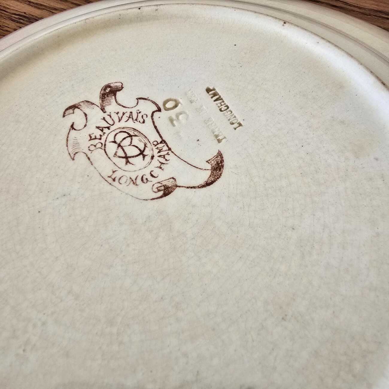 Zoom sur l'estampille de l'assiette terre de fer modèle Beauvais, Longchamp.