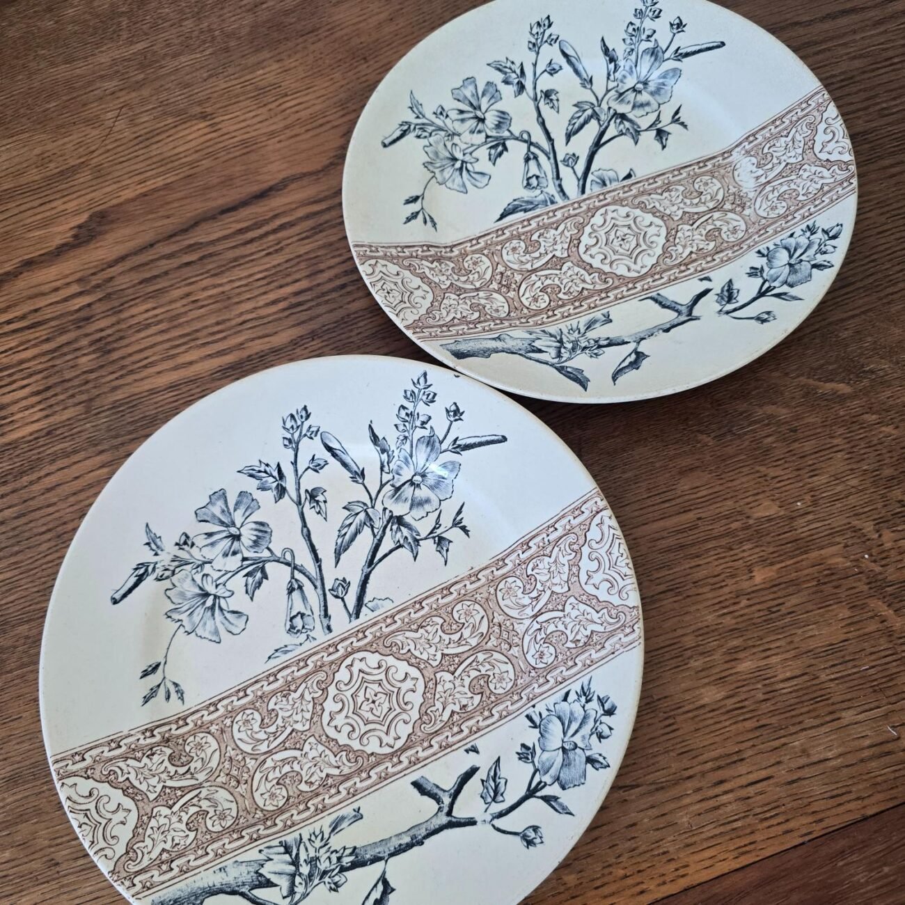 Duo d'assiette Longchamp ancienne décor floral bleu et large bande brune.