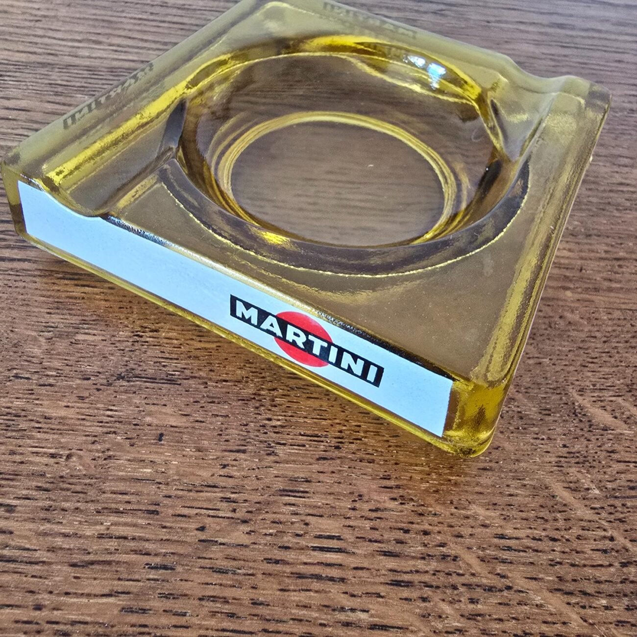Cendrier Martini vintage en verre ambré vu de face