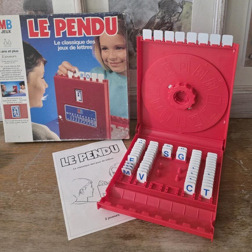 Jeu du Pendu MB Jeux ouvert avec rangement des lettres intégré.