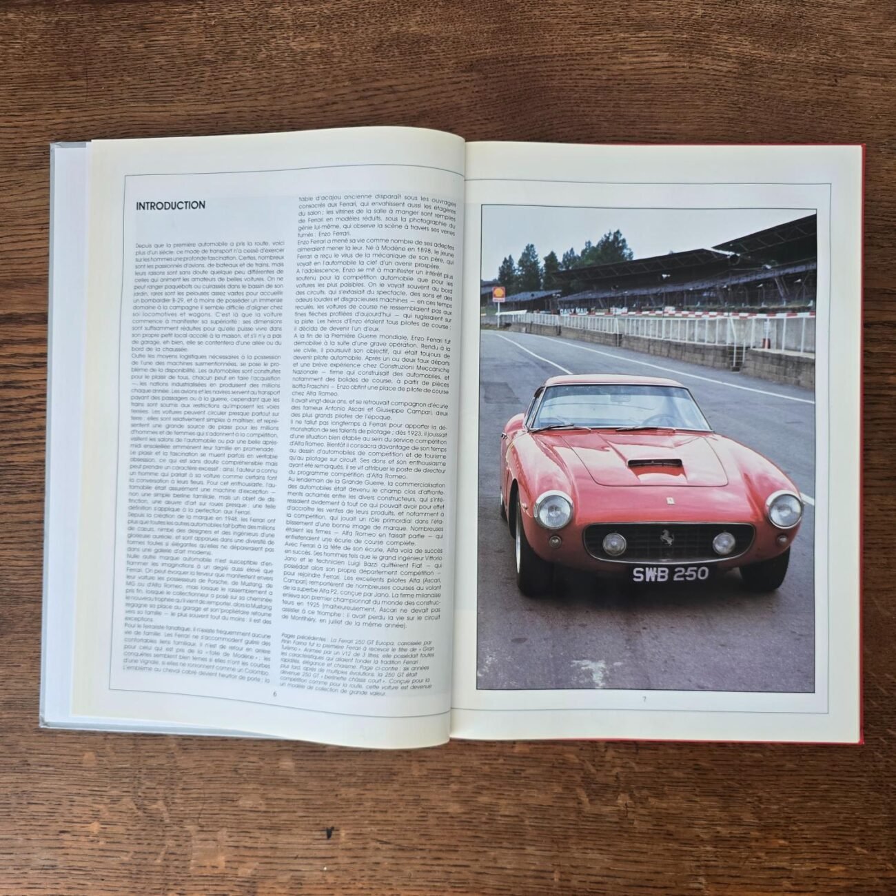 Pages intérieures avec photographie et texte d’une Ferrari rouge sur la route