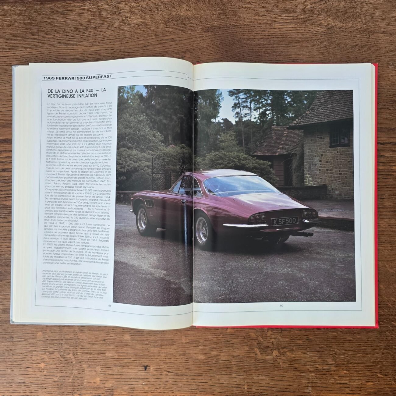 Double page intérieure présentant une Ferrari ancienne devant un bâtiment
