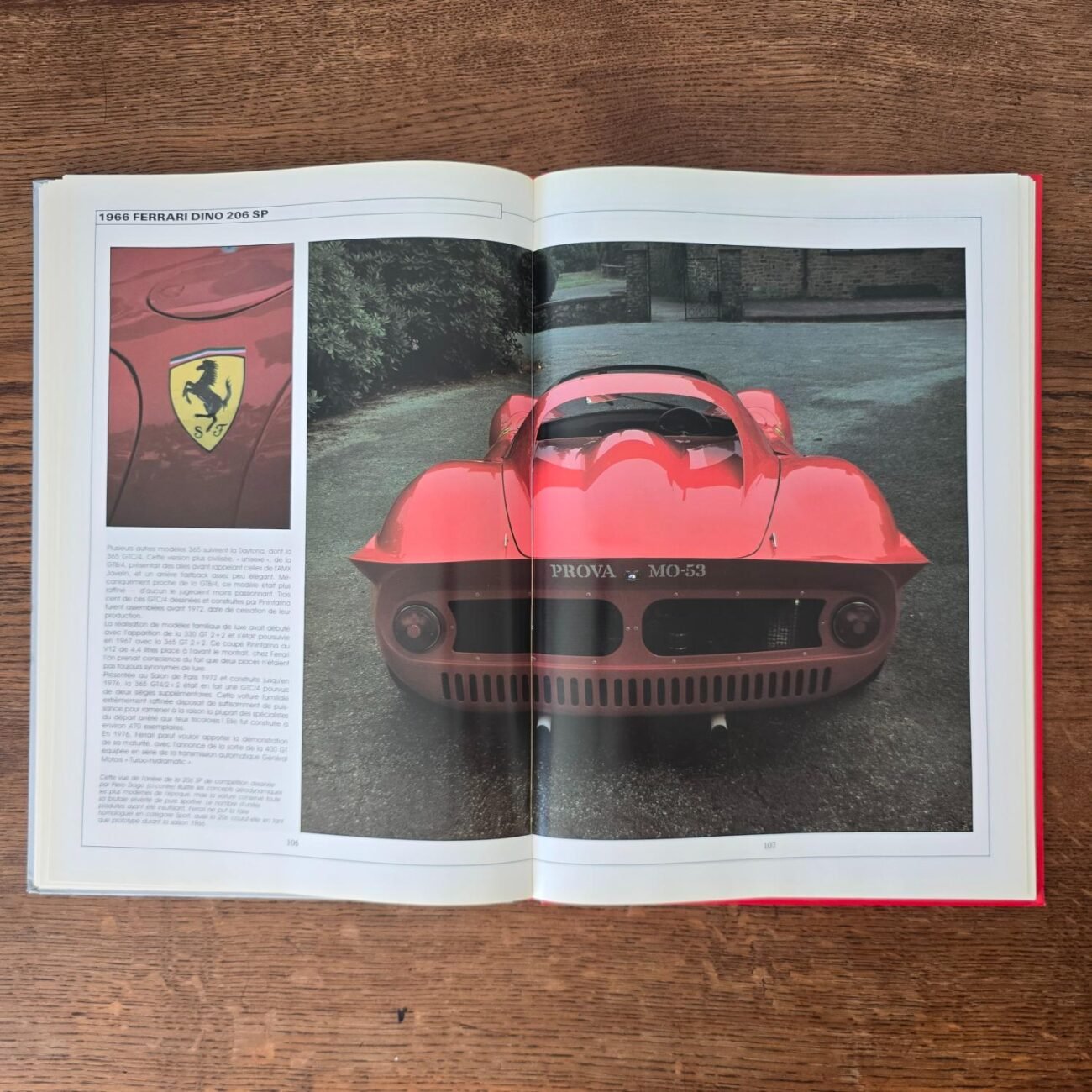 Pages intérieures avec photographie du dos d’une Ferrari rouge