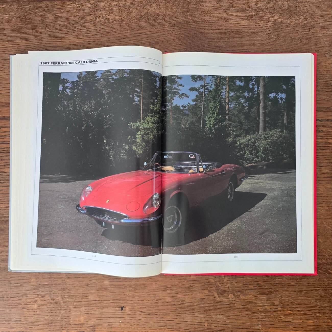 Pages intérieures avec photographie pleine page d’une Ferrari rouge