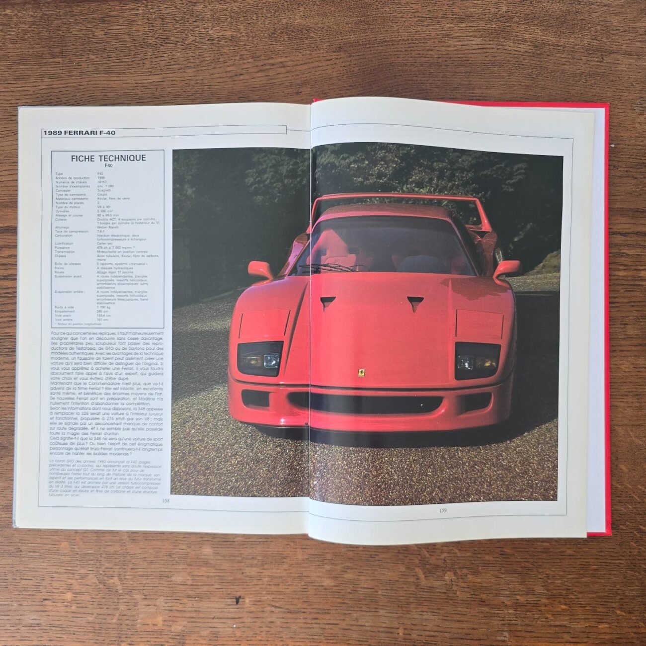 Pages intérieures avec photographie d’une Ferrari rouge