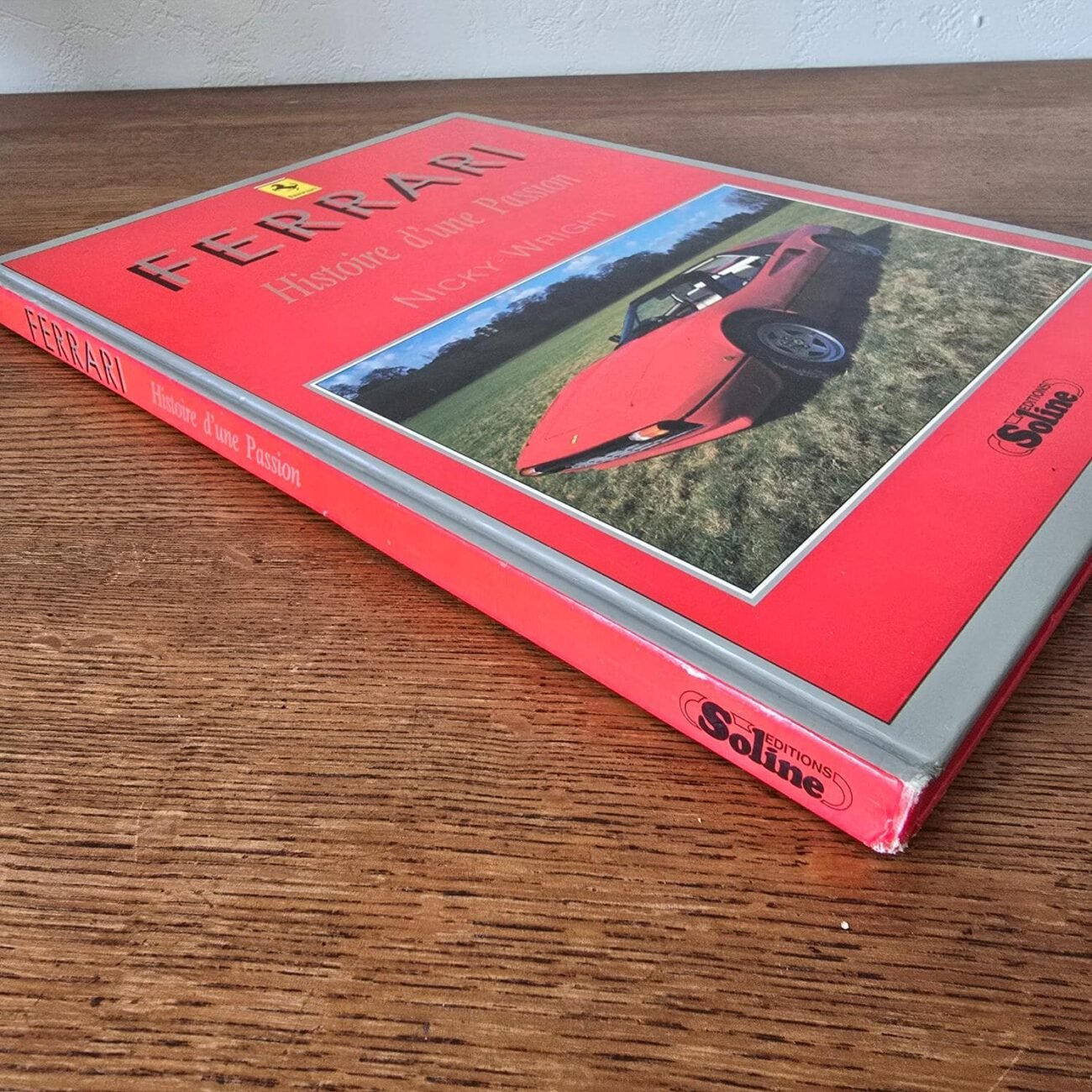 Gros plan sur la tranche de la couverture rouge du livre Ferrari