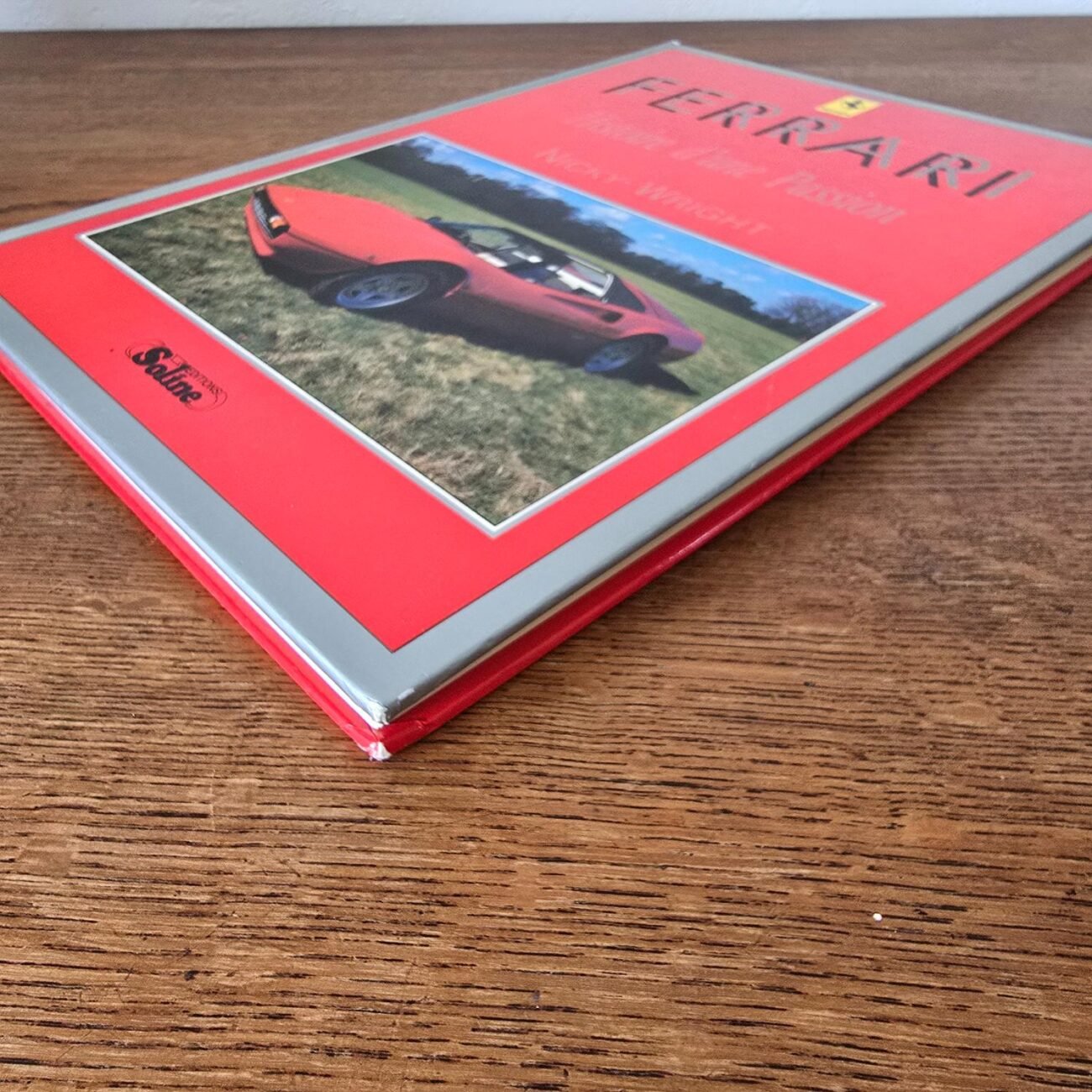 Vue de profil de la couverture du livre Ferrari – Histoire d’une Passion de Nicky Wright, édition 1990