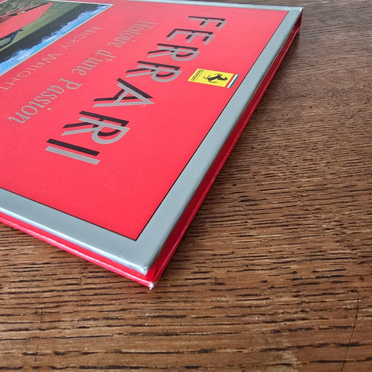 Gros plan sur le coin haut de la couverture rouge du livre Ferrari