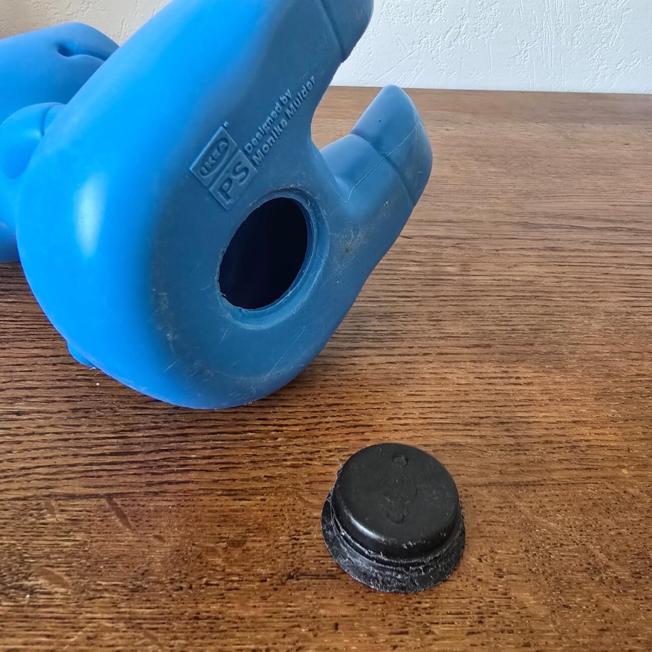 Tirelire Gullgris bleue – vue de dessous bouchon ouvert
