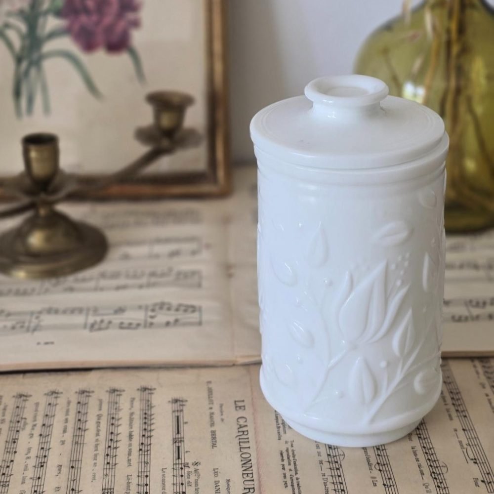 Pot opaline blanc avec bouchon assorti – vue d'ensemble